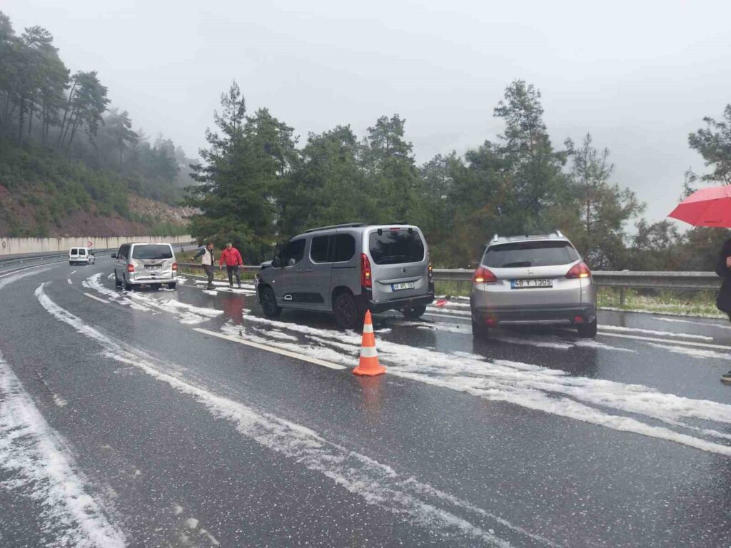 Marmaris’te yağışlar kazaları da beraberinde getirdi