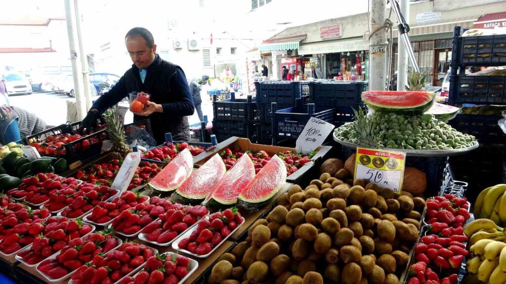 Karpuz, çilek ve çağla pazar yerindeki tezgahlarda yerini aldı