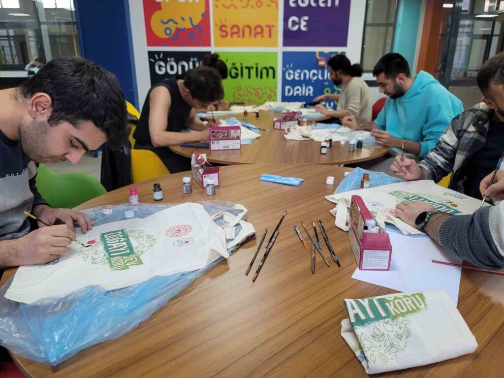 Muğla’da öğrenciler geri dönüşüm malzemelerini sanata dönüştürüyor