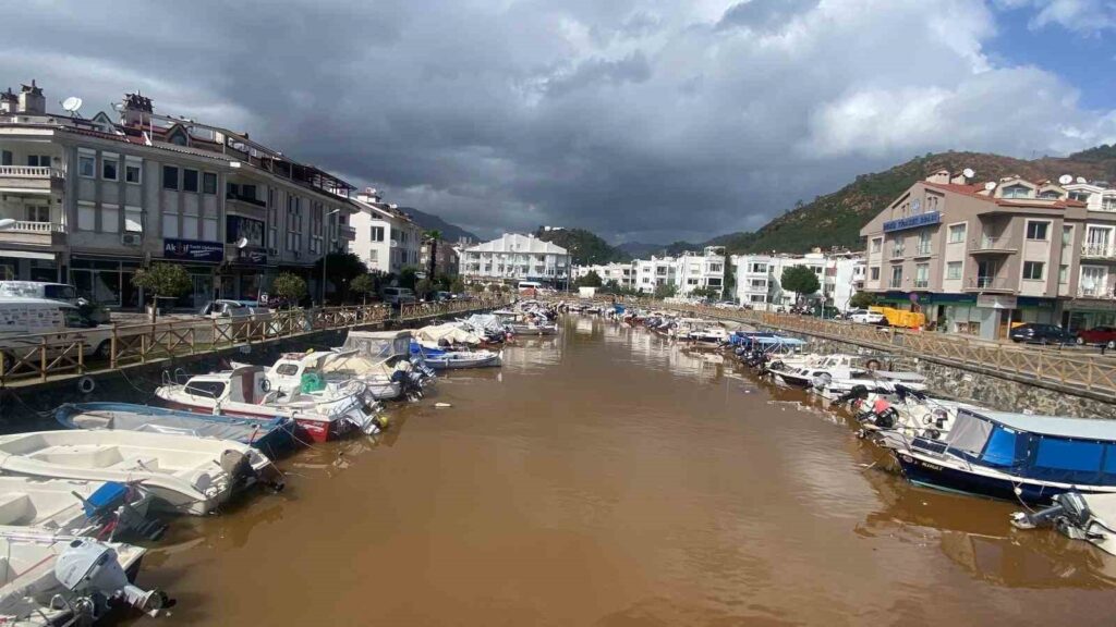 Sağanak sonrası Marmaris’te denizin rengi değişti