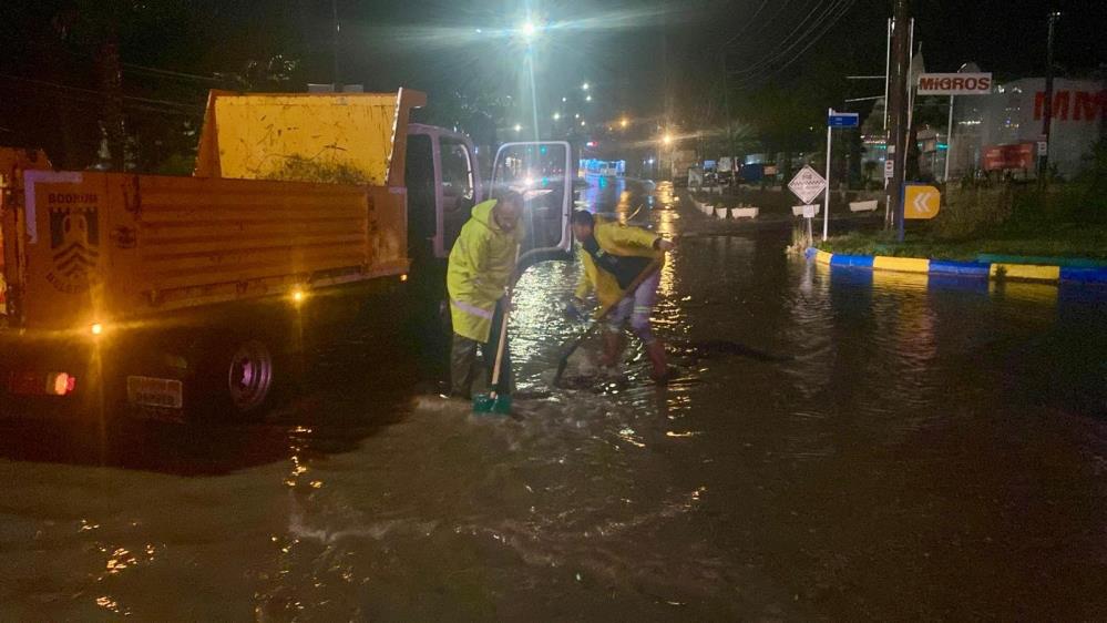 Belediye ekiplerinin yağış mesaisi