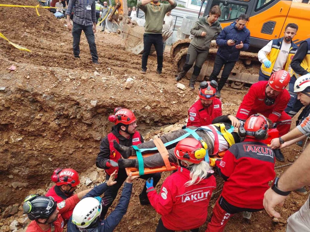 Bodrum’da işçiler toprak altına kaldı