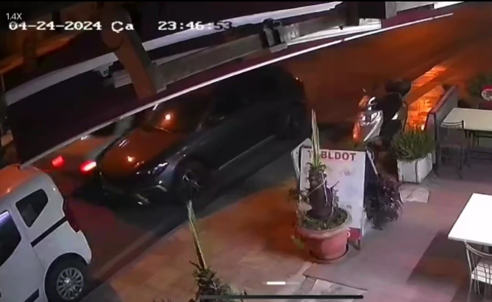 Park halindeki otomobile 100 bin TL hasar bırakıp gitti
