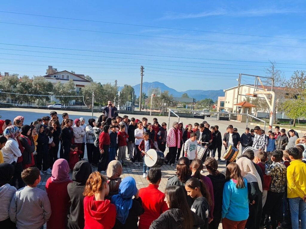 Köyceğiz’de öğrenciler ramazan davulu çalıp, mani söyledi