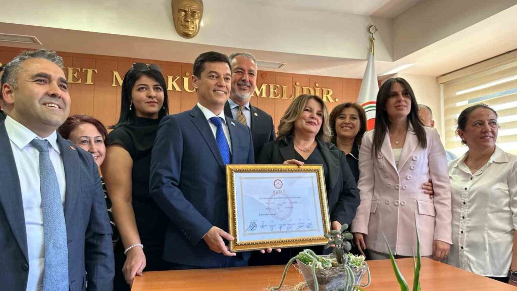 Marmaris’in yeni Belediye Başkanı Ünlü Mazbatasını aldı