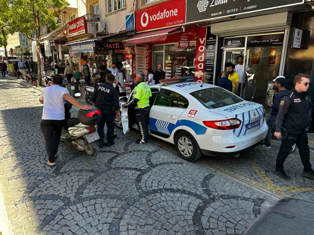 Polisin ’Dur’ ihtarına uymayan sürücü kaza yaptı