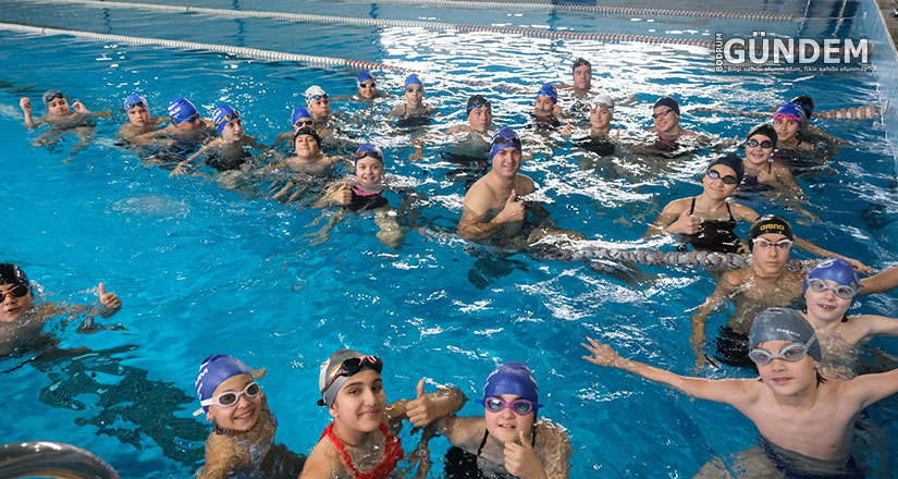 Başkan Mandalinci, Yenilenen Havuzda Sporcu Gençlerle Antrenmanda