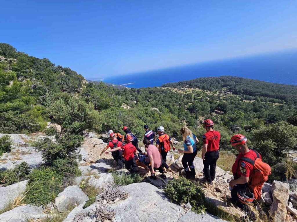 Likya yolunda düşen yaşlı turist kurtarıldı