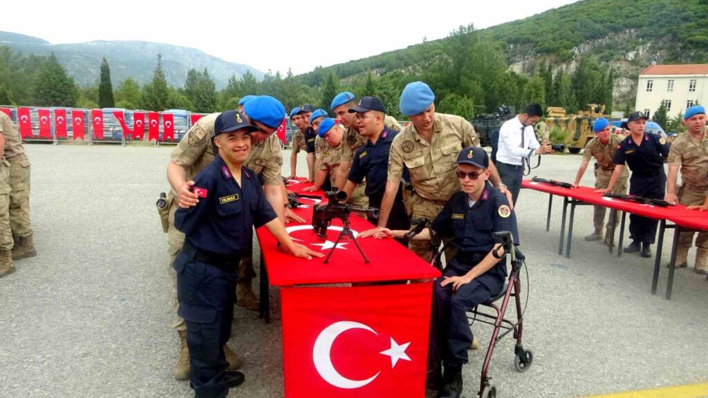 25 Engelli bir günlüğüne asker oldular
