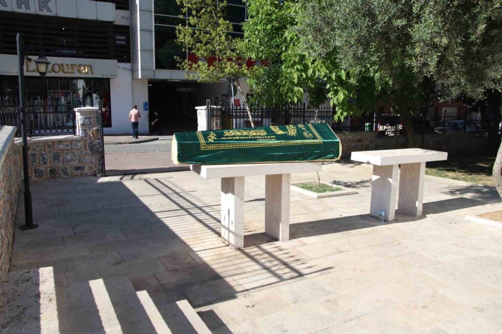 Camiye bırakılan tabut içindeki cenaze merak konusu oldu