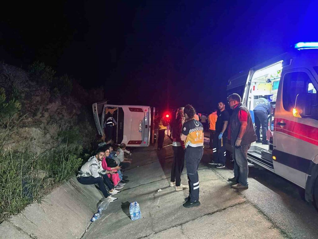 Öğrencileri taşıyan midibüs şarampole uçtu 25 yaralı