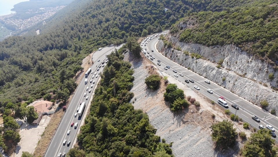 15 kilometrelik araç kuyruğu dron ile görüntülendi