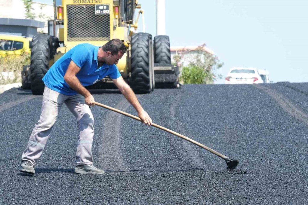 180 günde 14 bin 400 ton asfalt serimi gerçekleştirildi