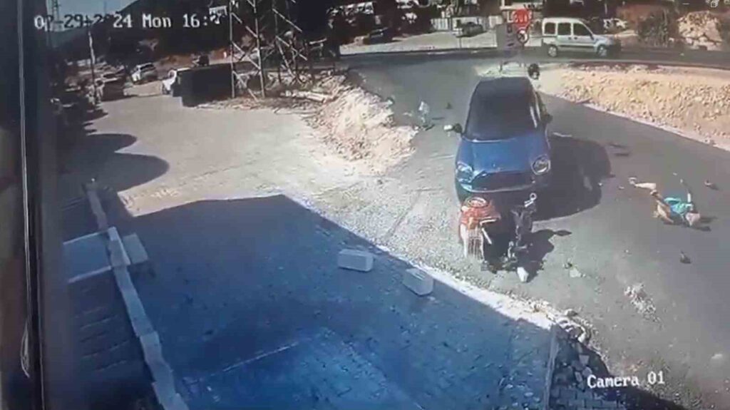 Bodrum’da çarptığı elektrikli bisikleti önüne alan otomobil duvara çarptı 1 yaralı