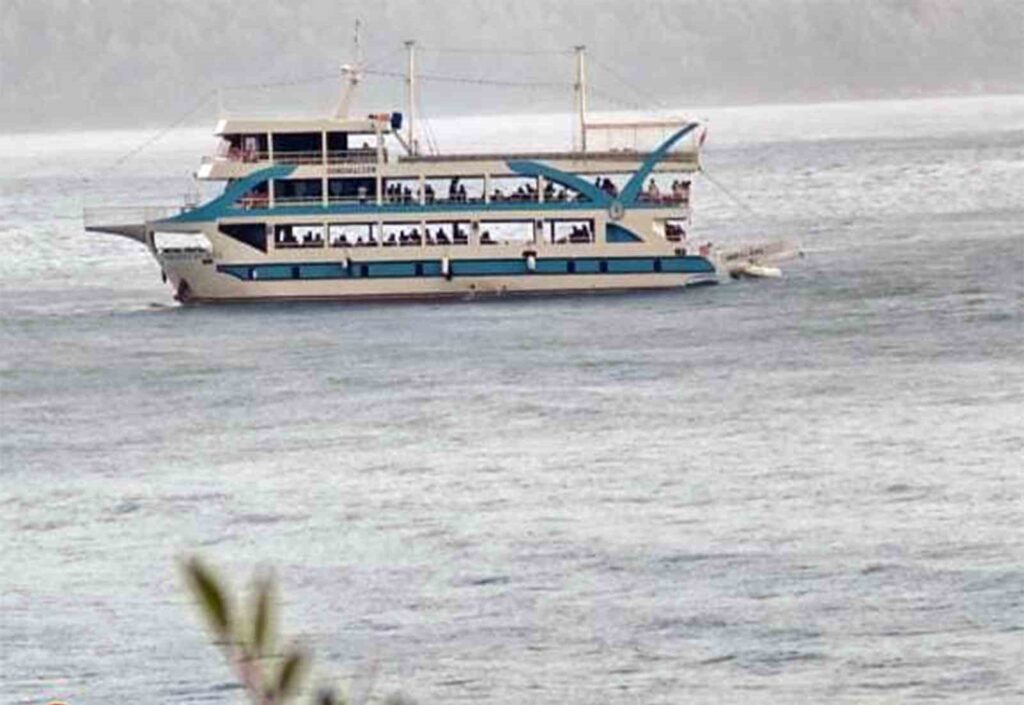 Fırtınaya yakalanan lastik botu Tur teknesi kurtardı