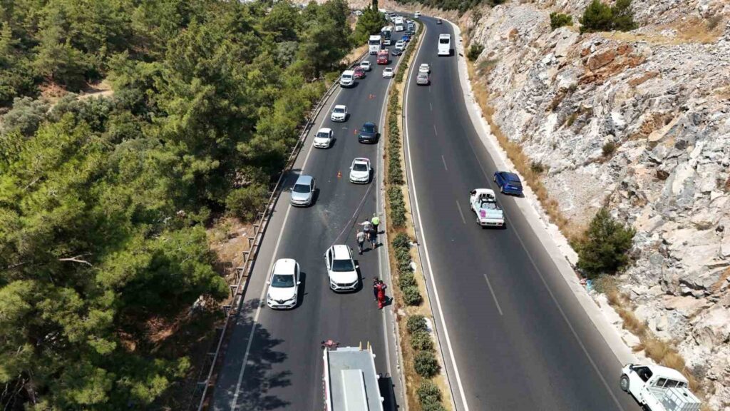 Tır ile otomobil çarpıştı, 4 Yaralı var