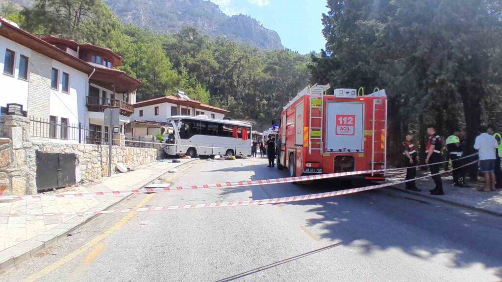 Akyaka’daki feci kaza araç kamerasına yansıdı