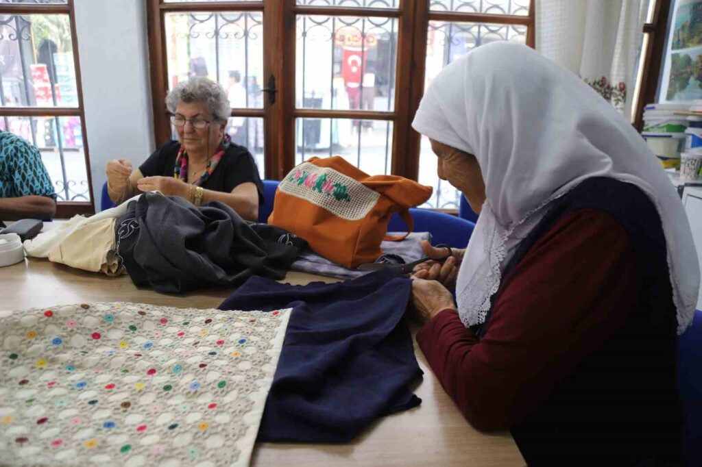 100 Yaş Evi’nde “Geri Dönüşüm” Atölyesi ile eskiler yenilenerek değerleniyor