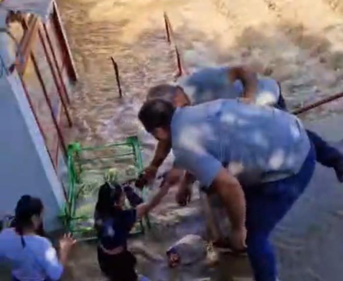 Bodrum’da patlayan isale hattı marketi göle çevirdi, mahsur kalanları vatandaşlar kurtardı
