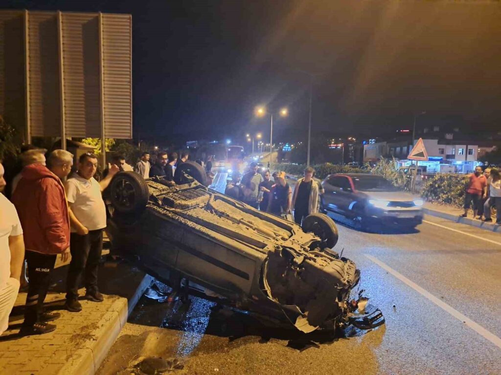 Direğe çarpan otomobil takla attı