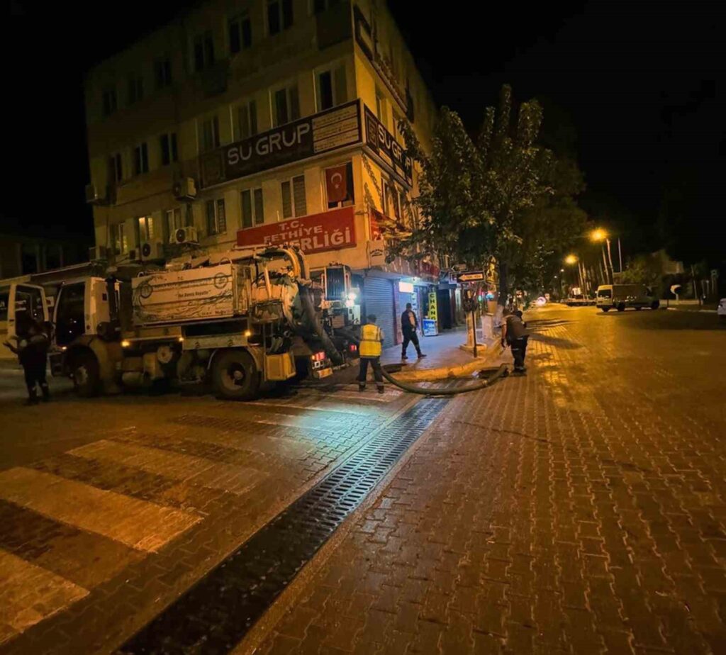 Fethiye’de yağmursuyu hatları taşkınlara karşı temizleniyor