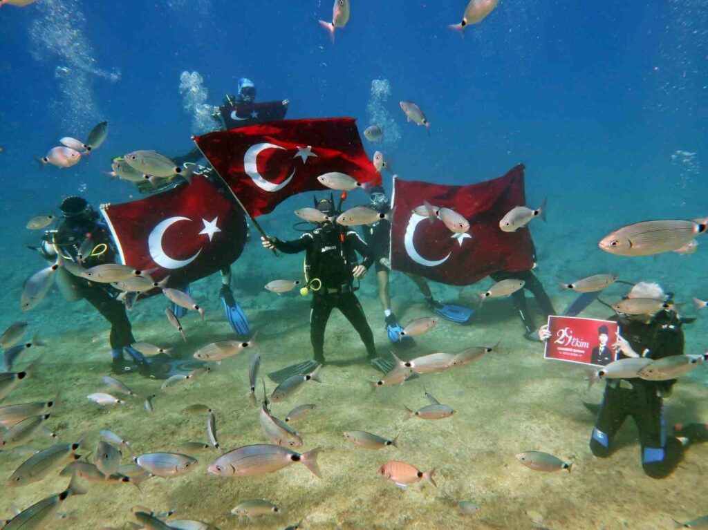 Cumhuriyet Bayramı’nı deniz dibinde kutladılar