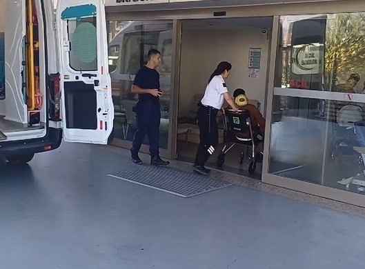 Göçmen teknesi kayalıklara çarptı: 4 yaralı