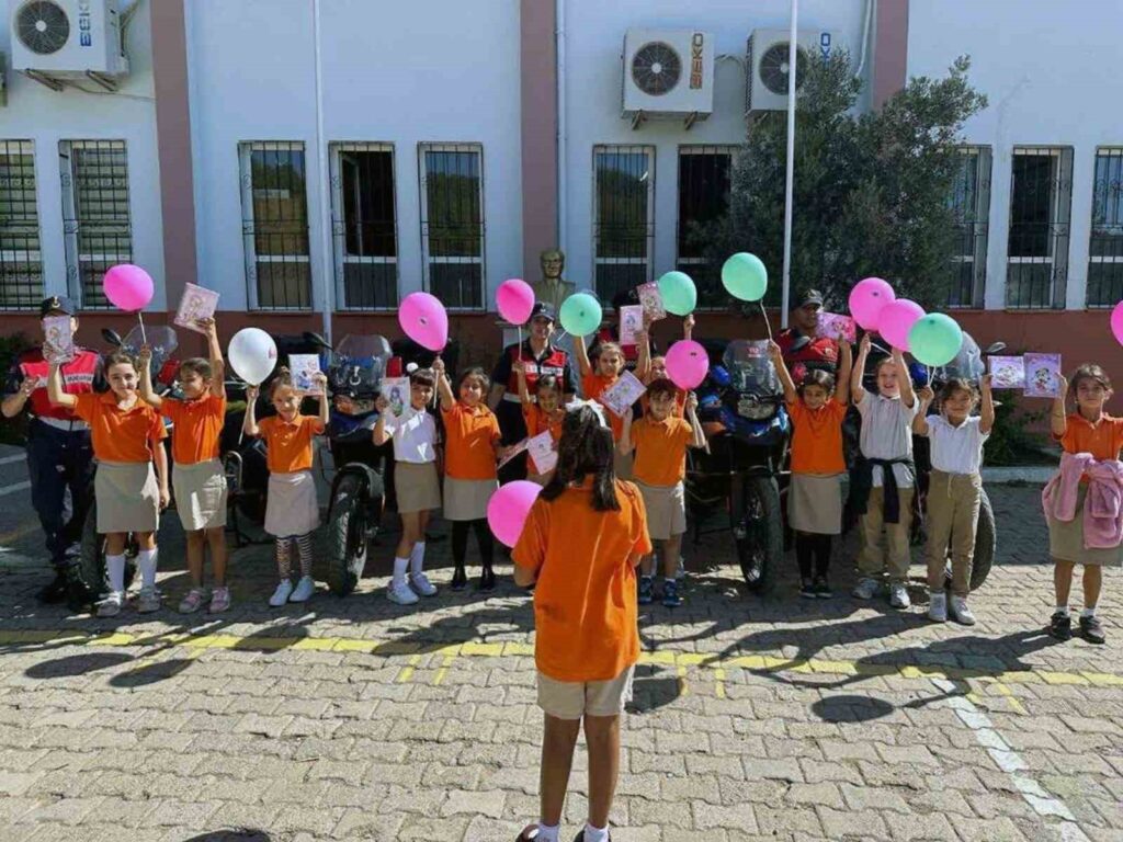 Jandarma kız çocuklarını unutmadı