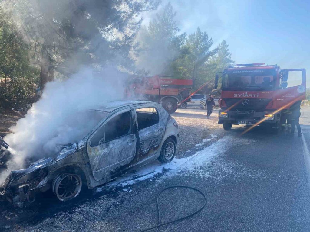 Yangında otomobil küle döndü