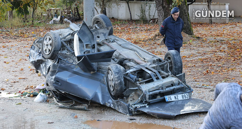 Fiat Tofaş otomobil kağıt gibi ezildi: 3 yaralı