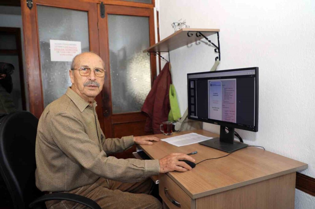 77’lik çınar lisans eğitimini 100 yaş evinde tamamladı