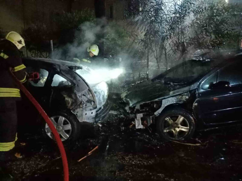 Bodrum’da sanayi sitesine yıldırım düştü: İki araç yandı