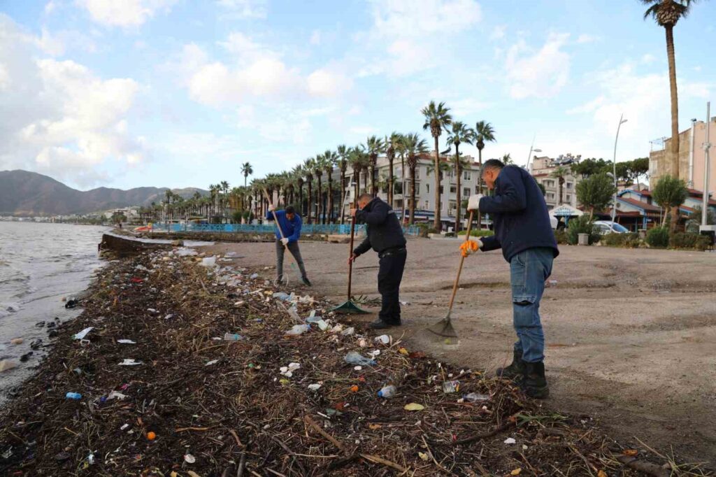 Marmaris’te fırtına sonrası sahilde temizlik yapıldı