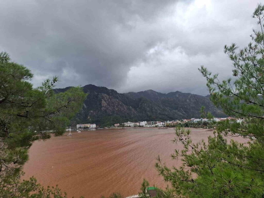 Marmaris’te sağanak yağışla sokaklar dereye, denizin rengi kahverengiye döndü