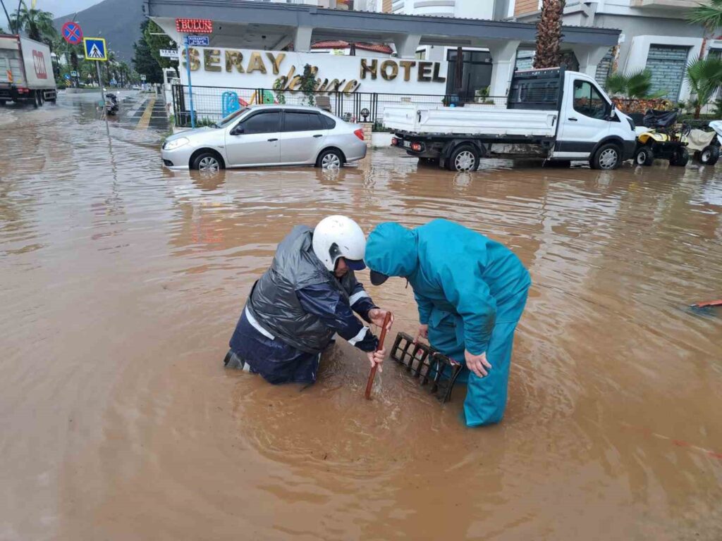 Marmaris’te yağmur mesaisi