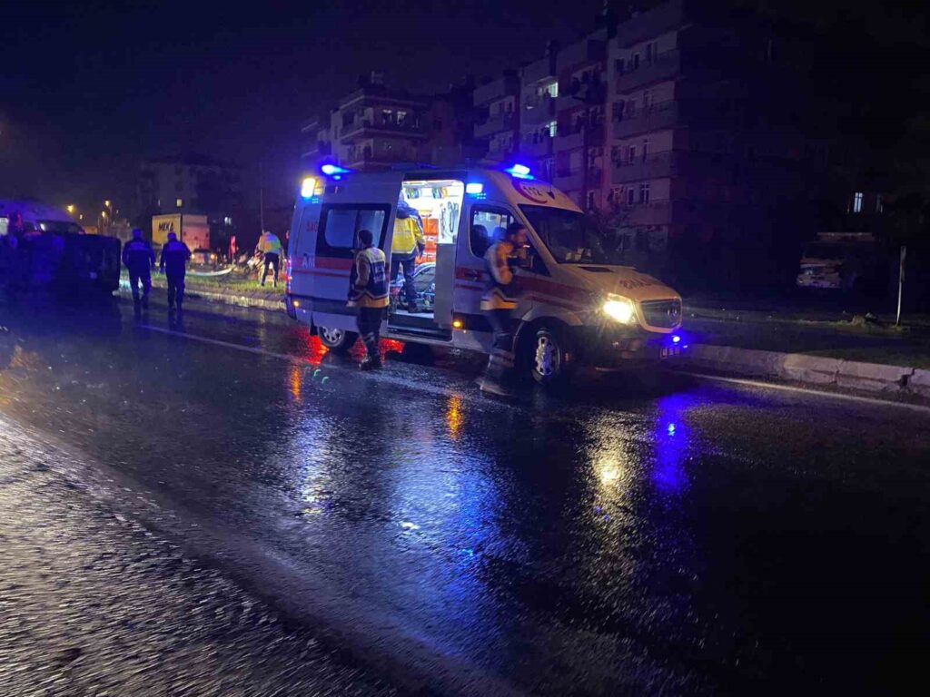 Direğe çarpan otomobil takla attı