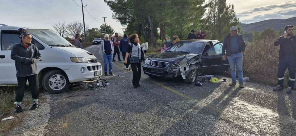 Minibüs ile otomobil çarpıştı