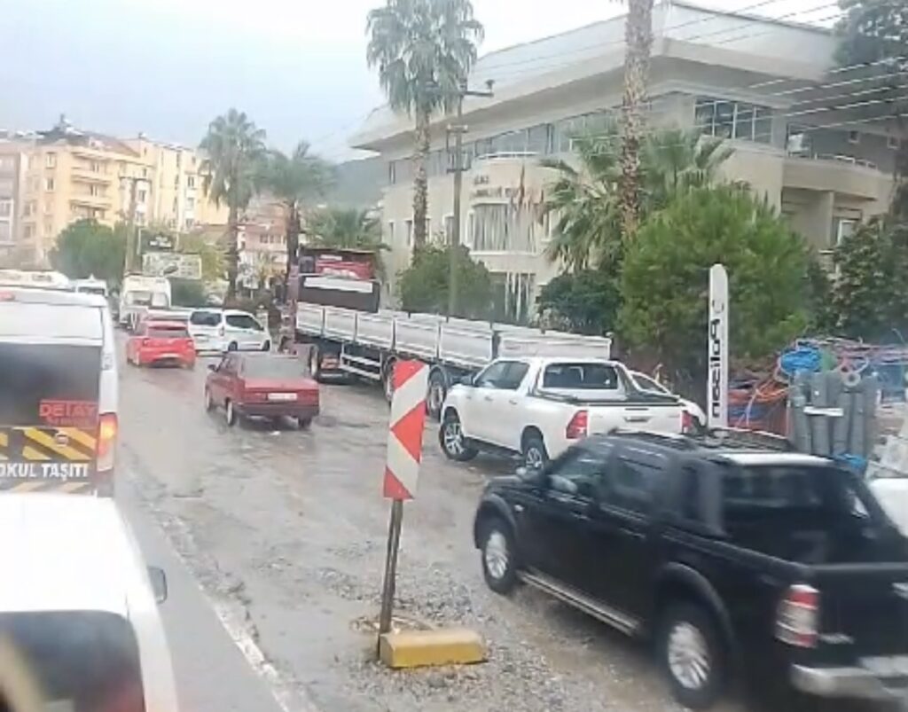Milas’ta trafik kurallarına uymayan sürücüler kazaya davetiye çıkarıyor