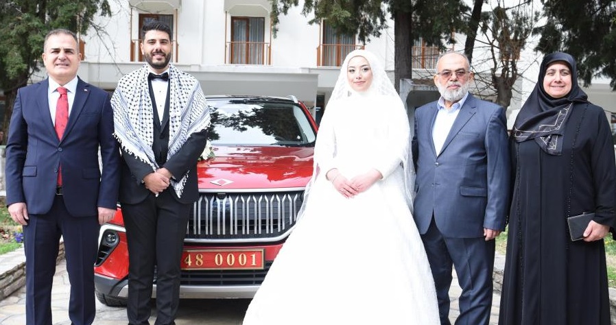 Vali Akbıyık makam aracını Gazzeli damada gelin arabası olarak tahsis etti