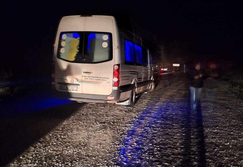 Toprak kayması nedeniyle araçlar yolda mahsur kaldı