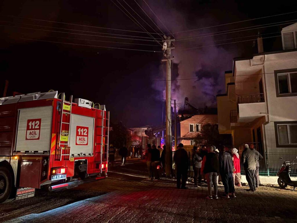 Seydikemer’deki çatı yangını korkuttu
