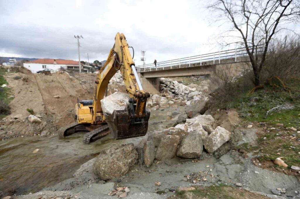 Yağışlarda Çökme Yaşanan Köprü Büyükşehi̇r Eki̇pleri̇nce Yapılıyor