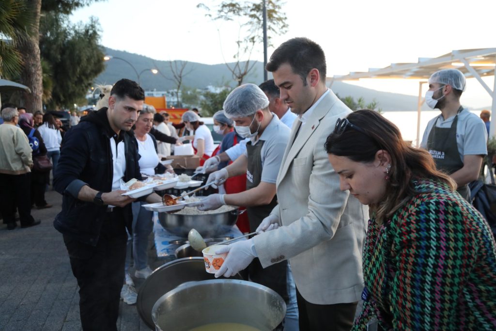 Belediyenin ilk iftarı Türkbükü Kafede
