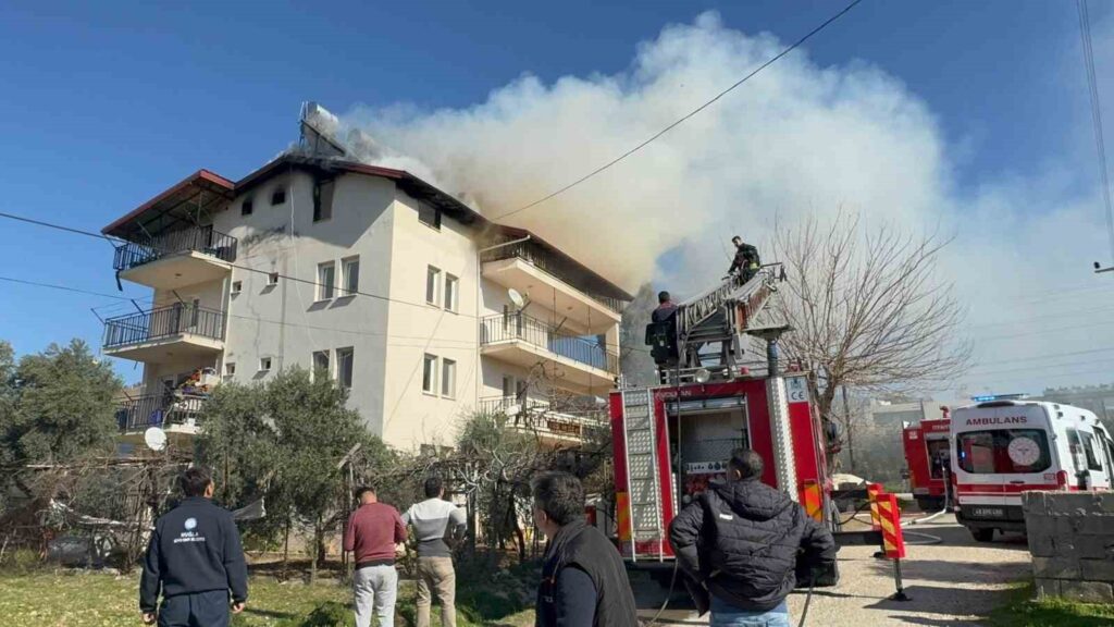 Çatı Katı Yangınında 5 Ki̇şi̇ Dumandan Etki̇lendi̇