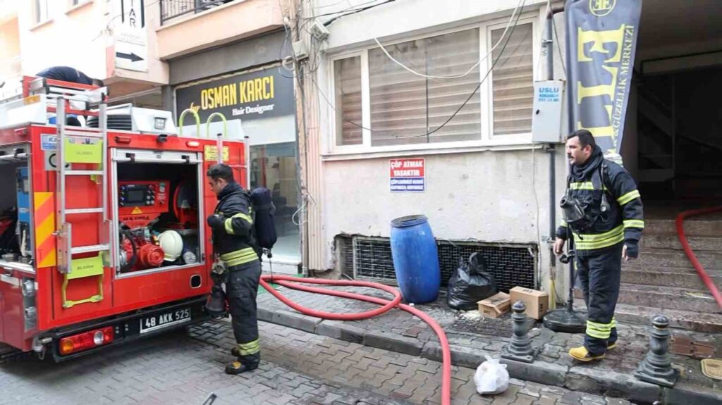 Çatı Yangını İtfai̇yeyi̇ Seferber Etti̇