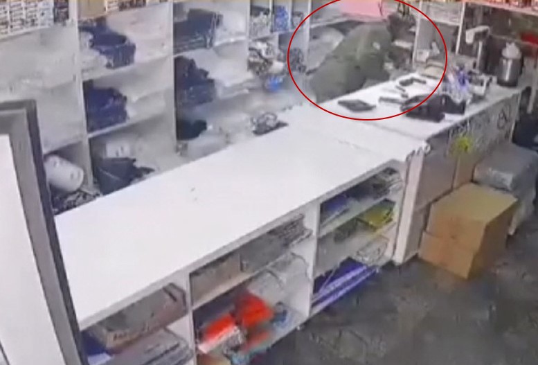 Cezaevi̇nden Yeni̇ Çıktı, Yi̇ne Hırsızlık Yaptı