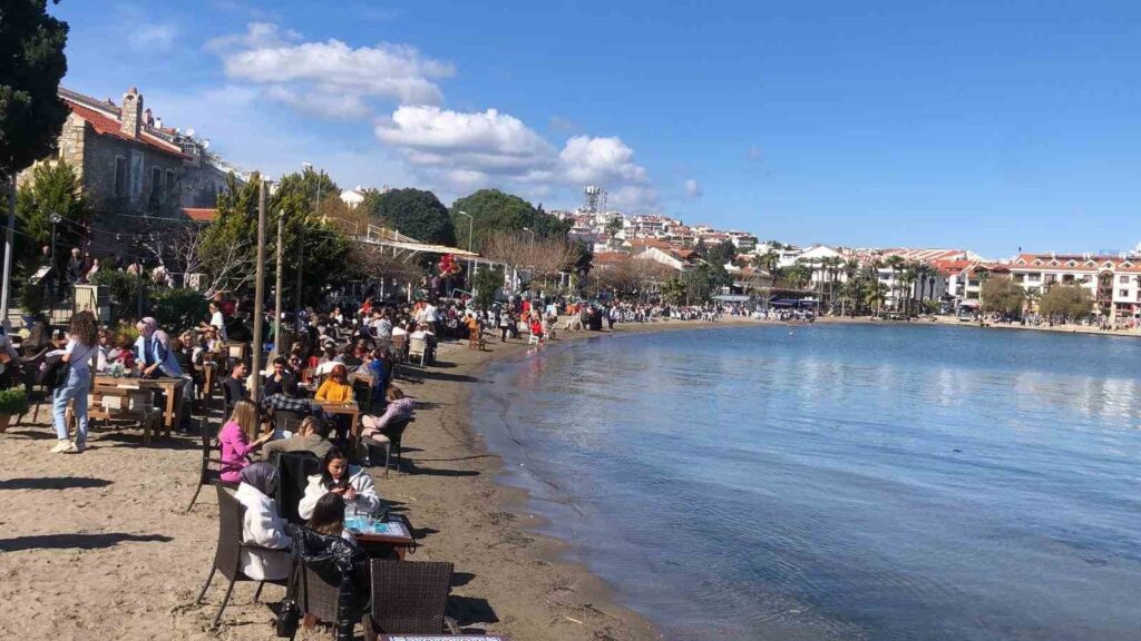 Datçada Festi̇val Yoğunluğu Sahi̇llere Taştı