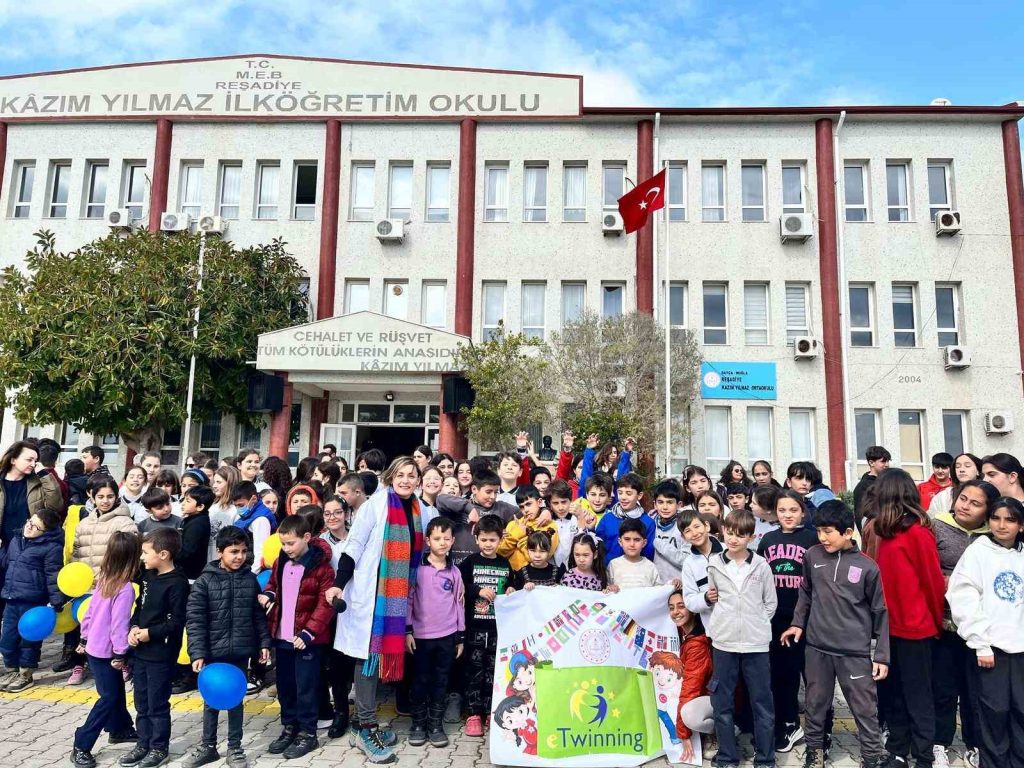 Datçada Öğrenci̇lerden 20. Yıl Kutlaması