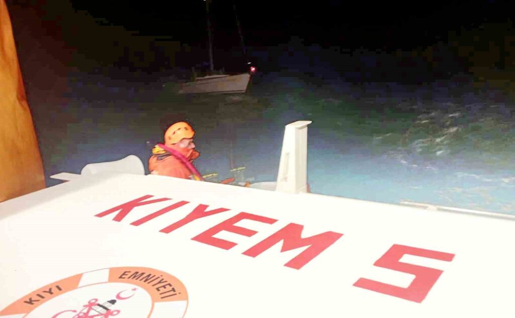 Fethi̇ye Açıklarında Sürüklenen Tekneyi̇ Kıyı Emni̇yet Eki̇pleri̇ Kurtardı
