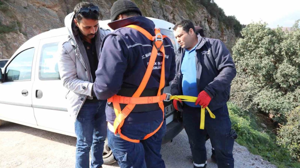 Halatla İnerek Çöp Topladılar